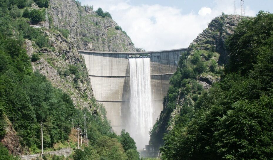 Ministrul Energiei, Bogdan Ivan, va fi audiat luni la Parlament în cadrul dezbaterii dedicate crizei apei potabile din Curtea de Argeș, în contextul presiunii tot mai mari provocate de problemele energetice și administrative care afectează orașul