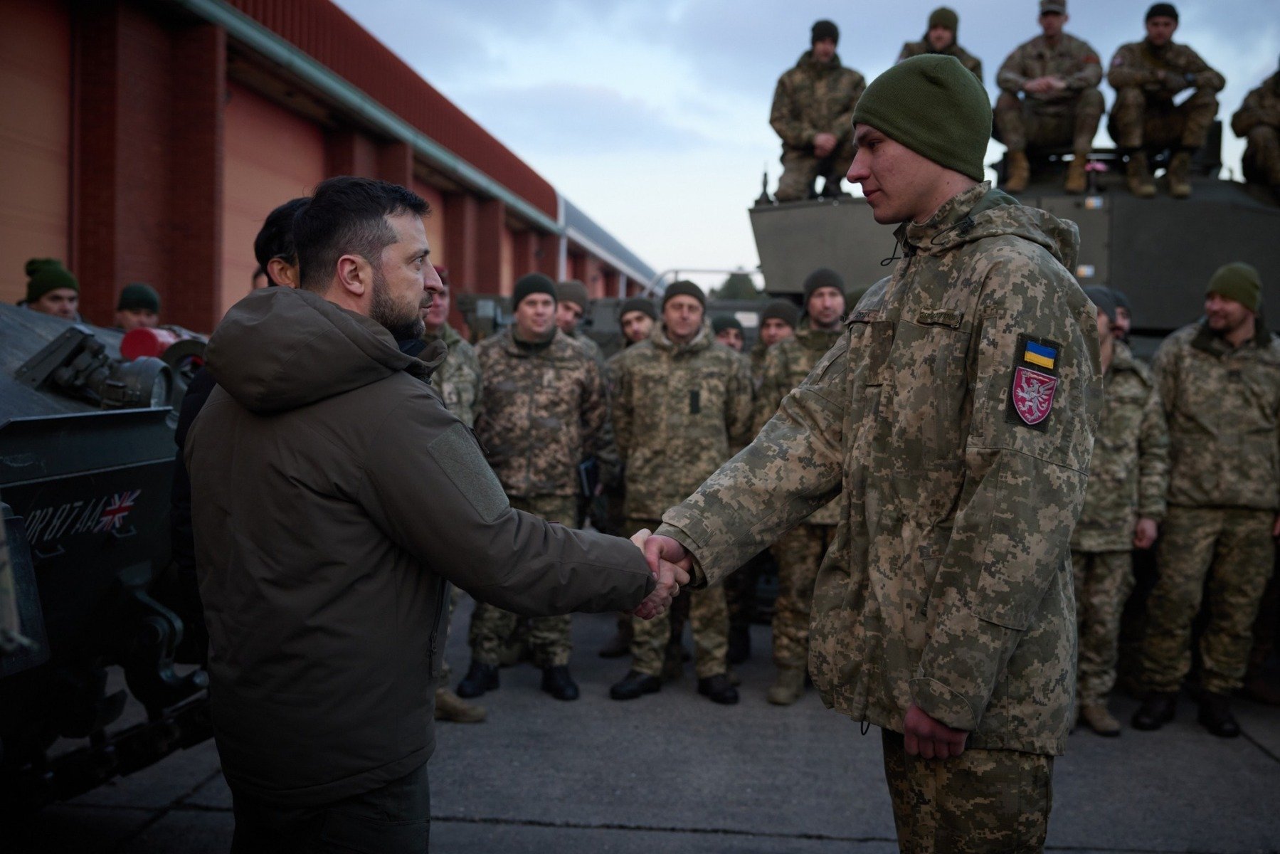 Regatul Unit întărește sprijinul pentru Ucraina în fața agresiunii rusești, angajându-se să contribuie cu un pachet de ajutor militar de aproximativ 500 de milioane de lire sterline (circa 575 de milioane de euro)