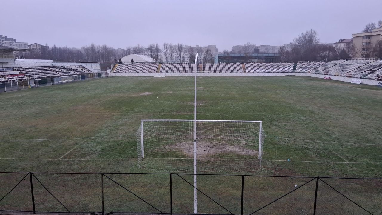 Gazonul din Regie, în paragină: De la glorie la uitare Imaginile vorbesc de la sine despre starea jalnică în care se află „lăcașul” Sportului Studențesc din București