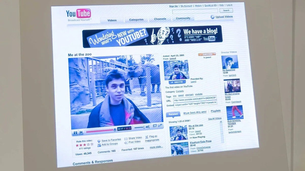 Primul videoclip încărcat pe YouTube, intitulat „Me at the Zoo”, a fost recent inclus într-o colecție muzeală la Victoria and Albert Museum din Londra, marcând un moment simbolic în evoluția digitală