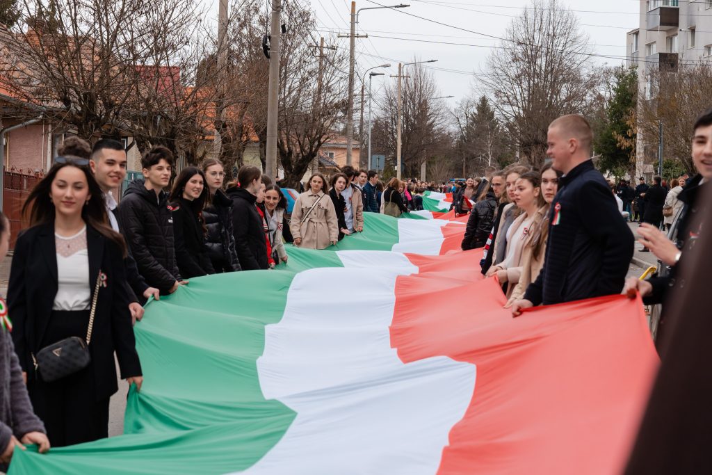 Ziua Maghiarilor de Pretutindeni, marcată cu entuziasm la Târgu Secuiesc, a fost un eveniment plin de simbolism și încărcat emoțional, care a reunit câteva mii de locuitori ai zonelor cu populatie maghiară din sud-estul României