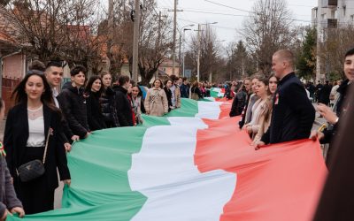 Ziua Maghiarilor de Pretutindeni, marcată cu entuziasm la Târgu Secuiesc, a fost un eveniment plin de simbolism și încărcat emoțional, care a reunit câteva mii de locuitori ai zonelor cu populatie maghiară din sud-estul României