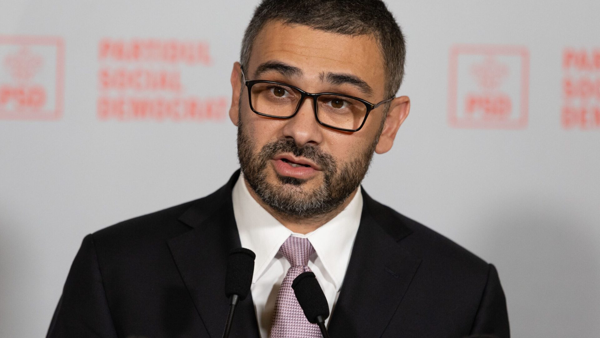 PSD susține că nu a negociat cu AUR pentru amendamentul „one-off” în Legea Bugetului După o zi tensionată în Parlament, social-democrații afirmă că nu au avut nicio înțelegere cu AUR pentru a susține amendamentul „one-off” propus în Legea Bugetului