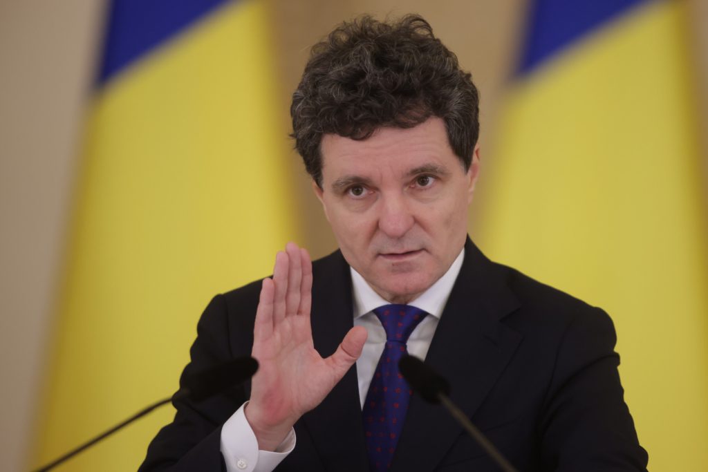 Președintele Nicuşor Dan vrea stabilitate politică, dar rămâne precaut în privința ieșirii din criza parlamentară Tensiunile din Parlamentul României și recentele dificultăți în formarea unei majorități stabile continuă să fie un subiect central, însă președintele NICUȘOR DAN optează pentru o abordare optimistă, exprimându-și dorința ca majoritatea parlamentară să fie una durabilă în timp