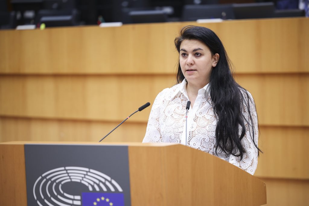 Schimbări radicale în politica UE privind returnarea migranților ilegali: implicații și reacții Uniunea Europeană face un pas semnificativ în întărirea politicilor de migrație, adoptând o directivă care extinde competențele statelor membre în gestionarea migranților ilegali și facilitează procedurile de expulzare