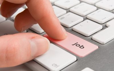 Impactul inteligenței artificiale asupra pieței muncii: semnale de alarmă temporare sau începutul unei revoluții majore? Într-o perioadă în care anunțurile despre reorganizări și automatizări sunt tot mai dese, temerile legate de creșterea șomajului din cauza tehnologiei avansate sunt tot mai prezente