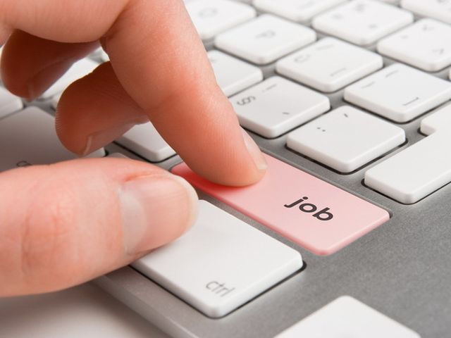 Impactul inteligenței artificiale asupra pieței muncii: semnale de alarmă temporare sau începutul unei revoluții majore? Într-o perioadă în care anunțurile despre reorganizări și automatizări sunt tot mai dese, temerile legate de creșterea șomajului din cauza tehnologiei avansate sunt tot mai prezente