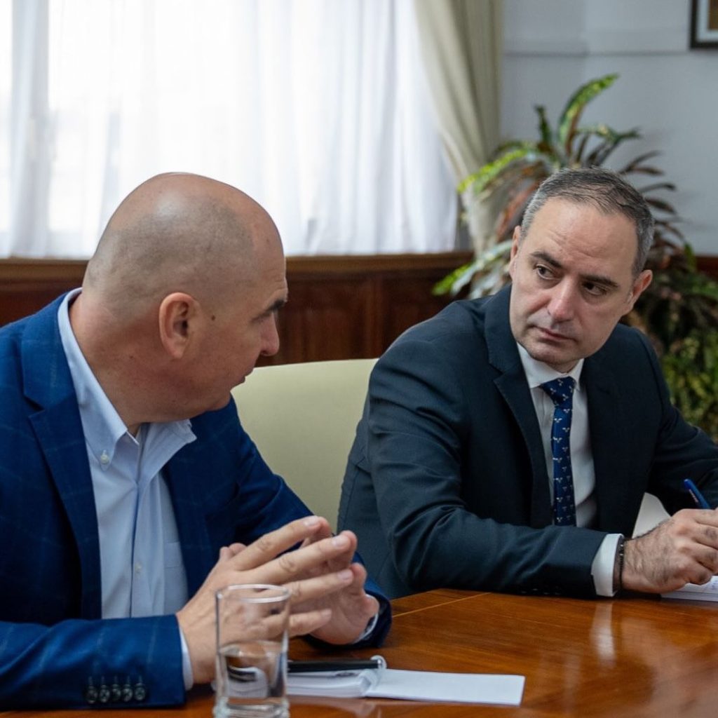 România a început anul 2026 cu un deficit bugetar surprinzător de redus, de doar 0,70% din Produsul Intern Brut, comparativ cu 1,58% în aceeași perioadă a anului trecut, conform ultimelor date publicate de Ministerul Finanțelor