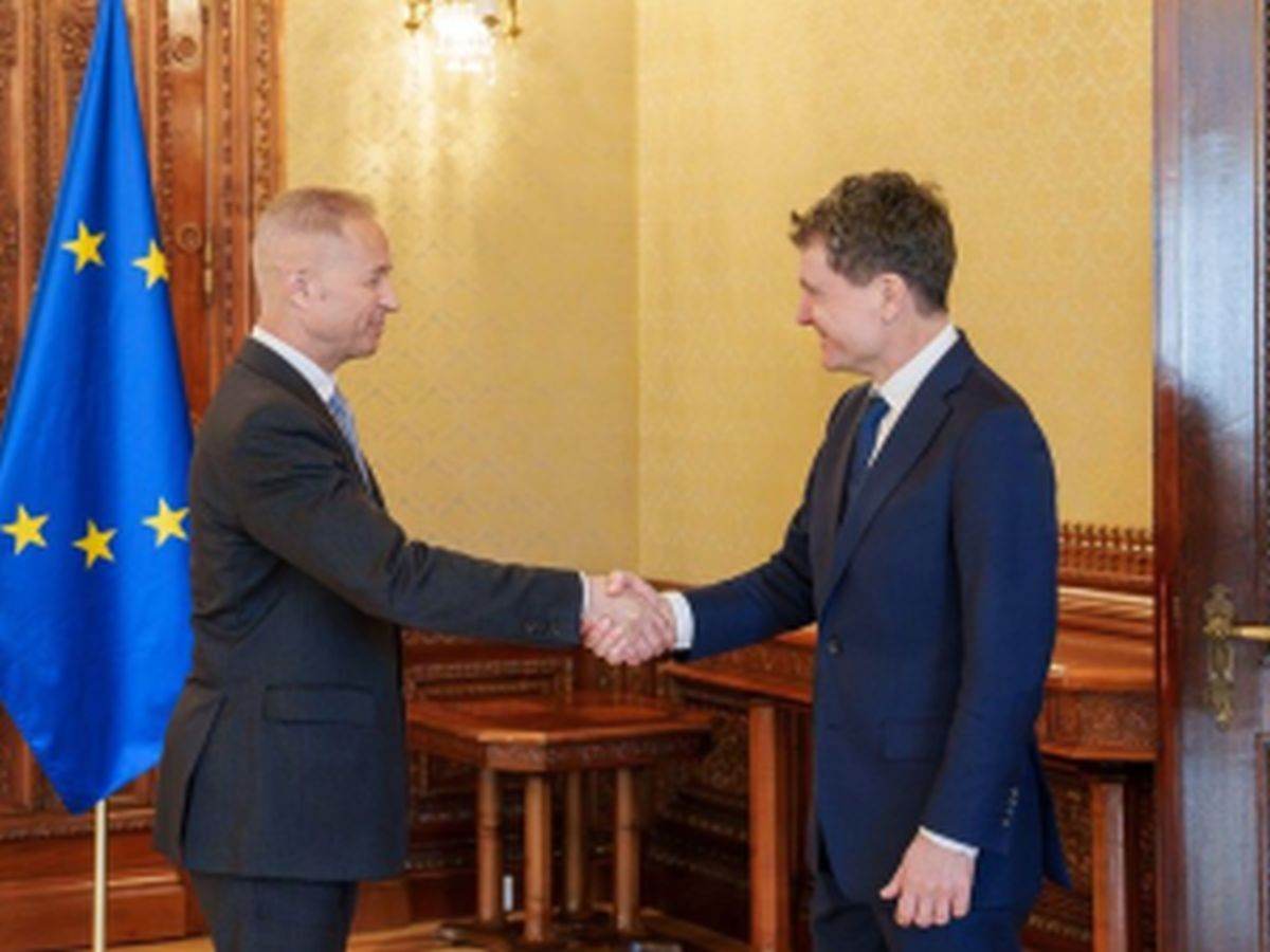 Discuții la nivel înalt privind prețurile la carburant și securitatea energetică a României Președintele României, Nicușor Dan, a avut luni o întâlnire cu reprezentanți de top ai industriei energetice pentru a discuta despre evoluția prețurilor la carburant și despre asigurarea securității aprovizionării cu energie a țării