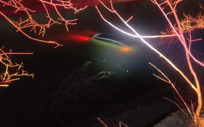 O accident rutier spectaculos a avut loc astăzi într-o zonă intens circulată din oraș, când un autoturism a părăsit carosabilul și a plonjat în apele unui râu, fiind parțial scufundat