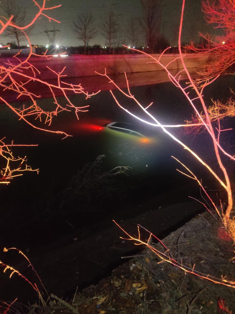 O accident rutier spectaculos a avut loc astăzi într-o zonă intens circulată din oraș, când un autoturism a părăsit carosabilul și a plonjat în apele unui râu, fiind parțial scufundat