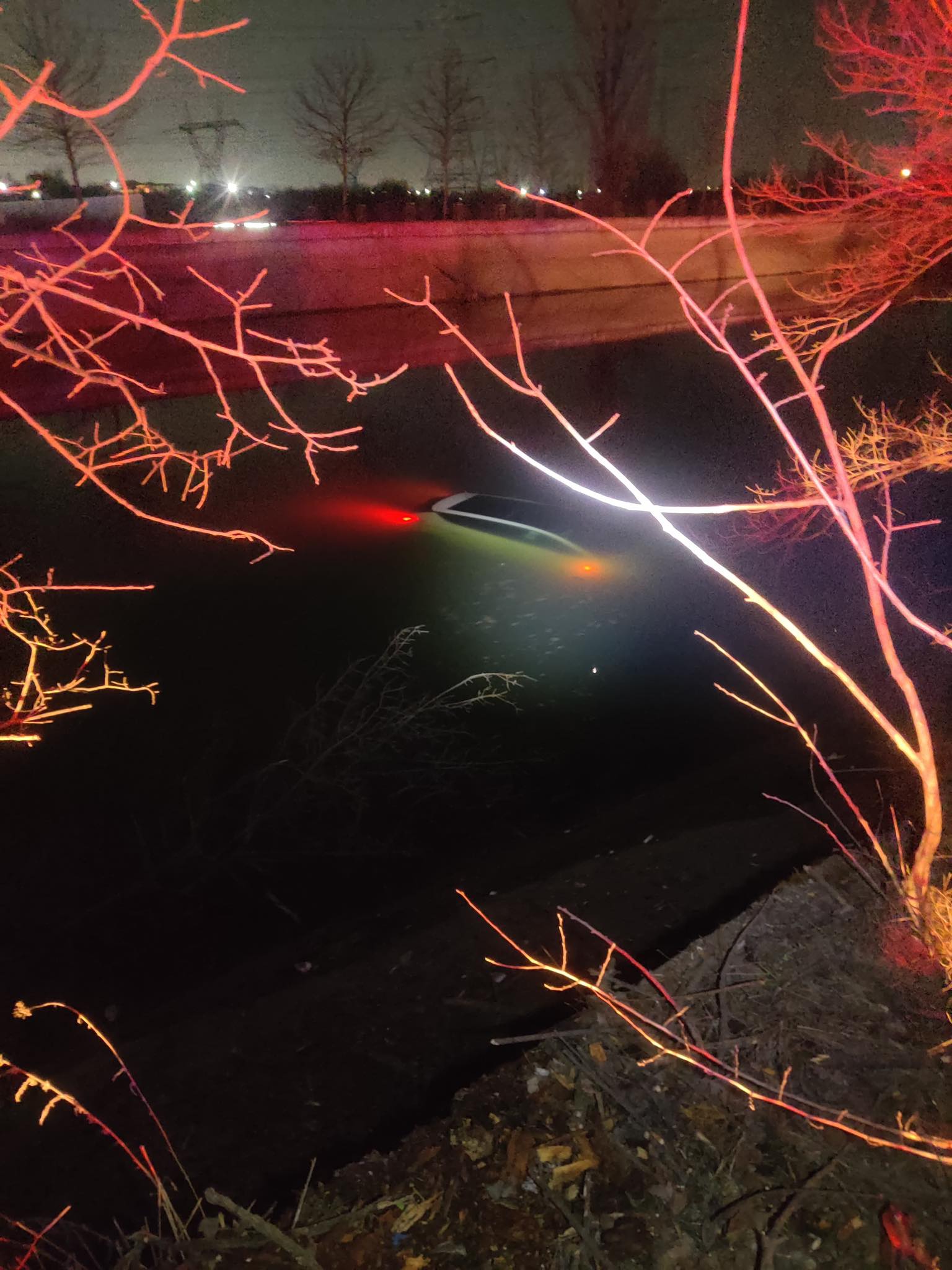 O accident rutier spectaculos a avut loc astăzi într-o zonă intens circulată din oraș, când un autoturism a părăsit carosabilul și a plonjat în apele unui râu, fiind parțial scufundat