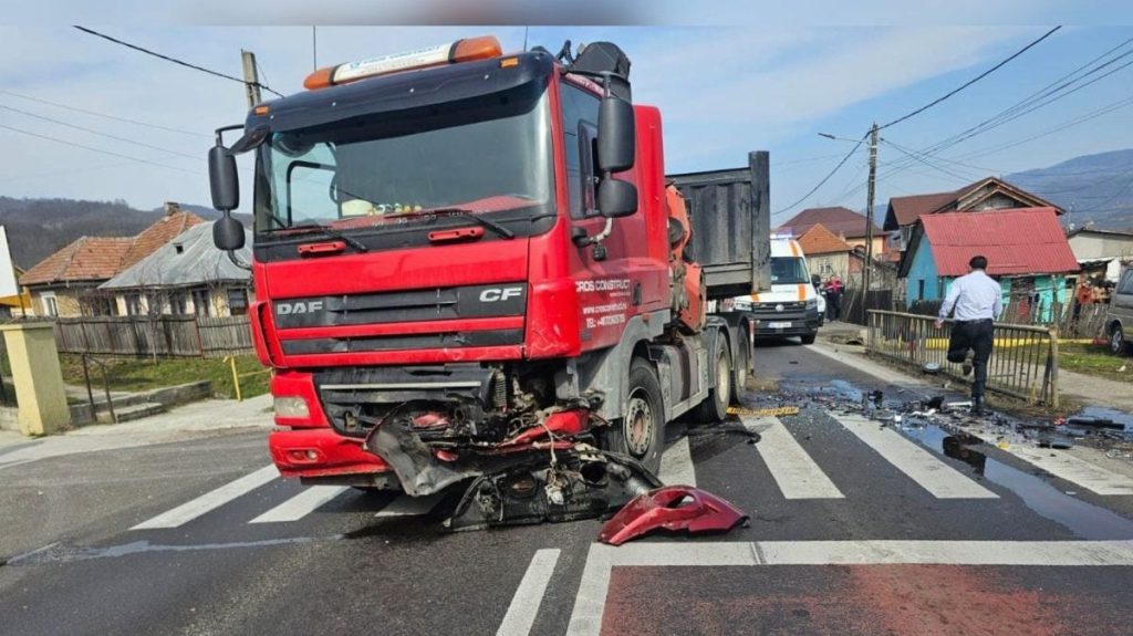 Traficul rutier de pe DN7, în zona localității Gura Văii din comuna Bujoreni, județul Vâlcea, a fost complet blocat miercuri, după un accident grav în care au fost implicate un autocamion și un autoturism
