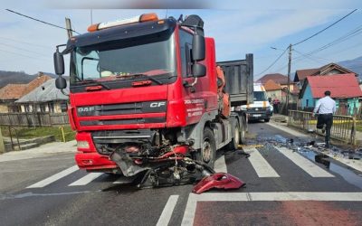 Traficul rutier de pe DN7, în zona localității Gura Văii din comuna Bujoreni, județul Vâlcea, a fost complet blocat miercuri, după un accident grav în care au fost implicate un autocamion și un autoturism