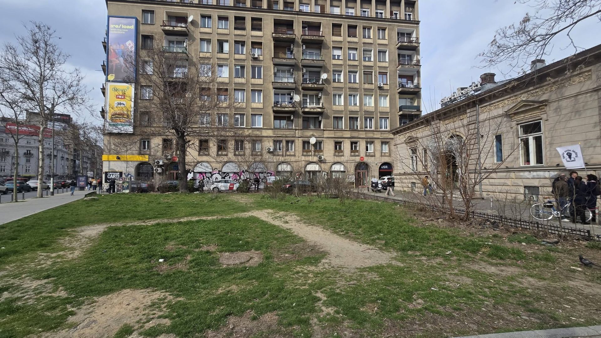 Primarul Capitalei acuză o manevră dubioasă pe terenul din fața librăriei Cărturești Primarul general al Bucureștiului, Nicușor Dan, a lansat acuzații dure la adresa unui interests pe terenul din fața librăriei Cărturești, situată pe bulevardul Pache Protopopescu