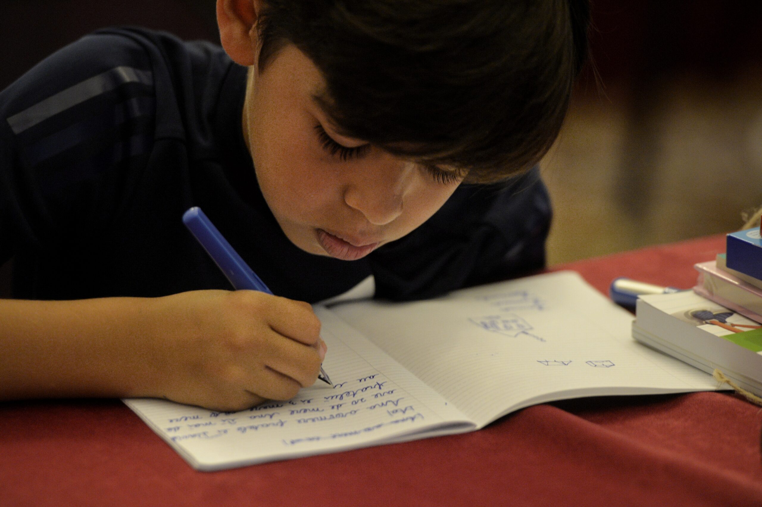 Scrierea de mână, o abilitate considerată de mult timp fundamentul procesului de învățare, se află acum într-un moment de reevaluare în fața avansurilor tehnologice rapide