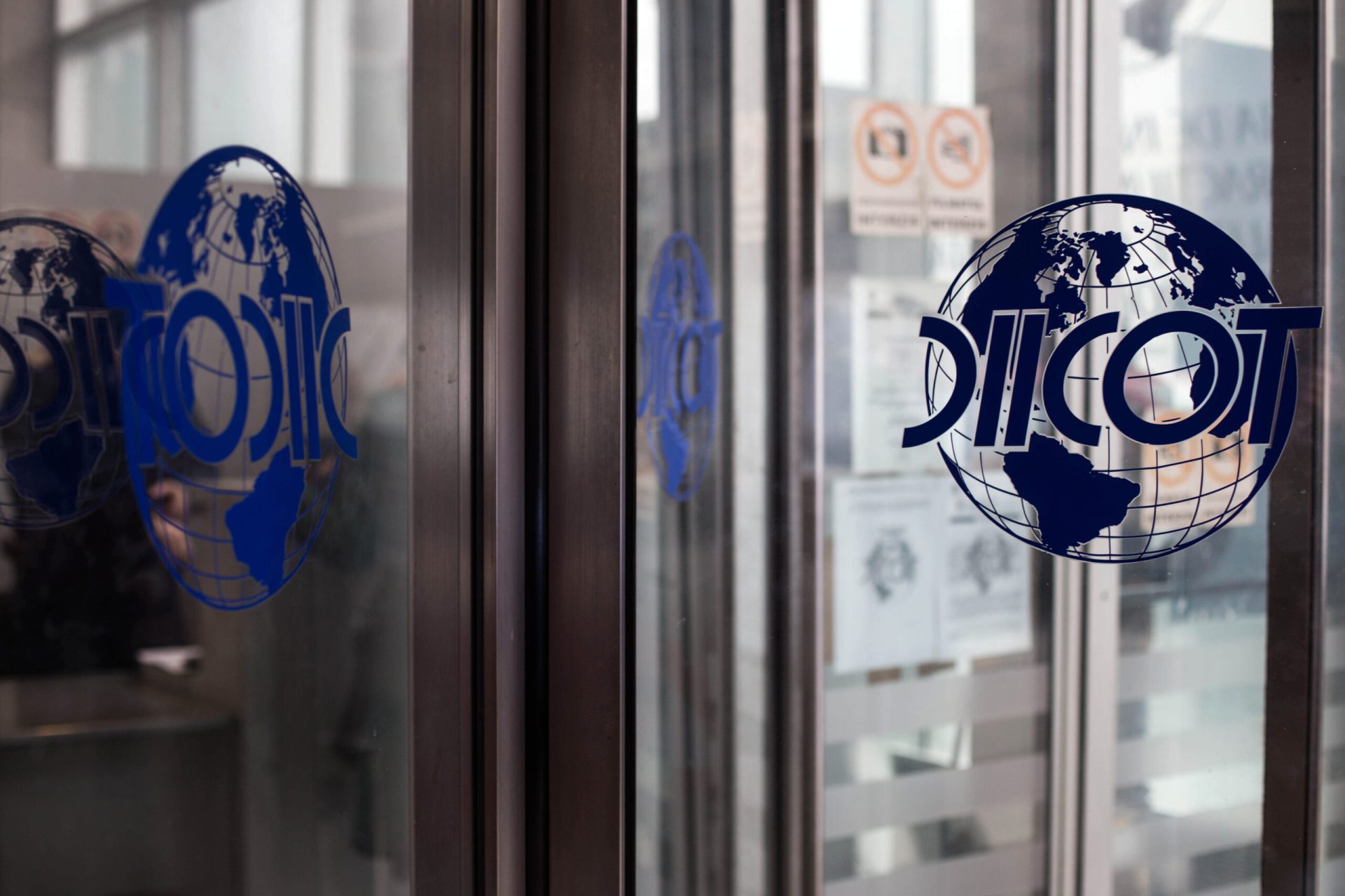 Trei tineri, cercetați pentru exploatare și pornografie infantilă, reținuți de DIICOT la Craiova Autoritățile din România au anunțat, recent, arestarea preventivă a doi tineri suspectați de implicare în cazuri grave de exploatare și constituire de pornografie infantilă, acțiuni ce continuă să zguduie comunitățile locale și să atragă atenția asupra pericolului persistentei criminalități online