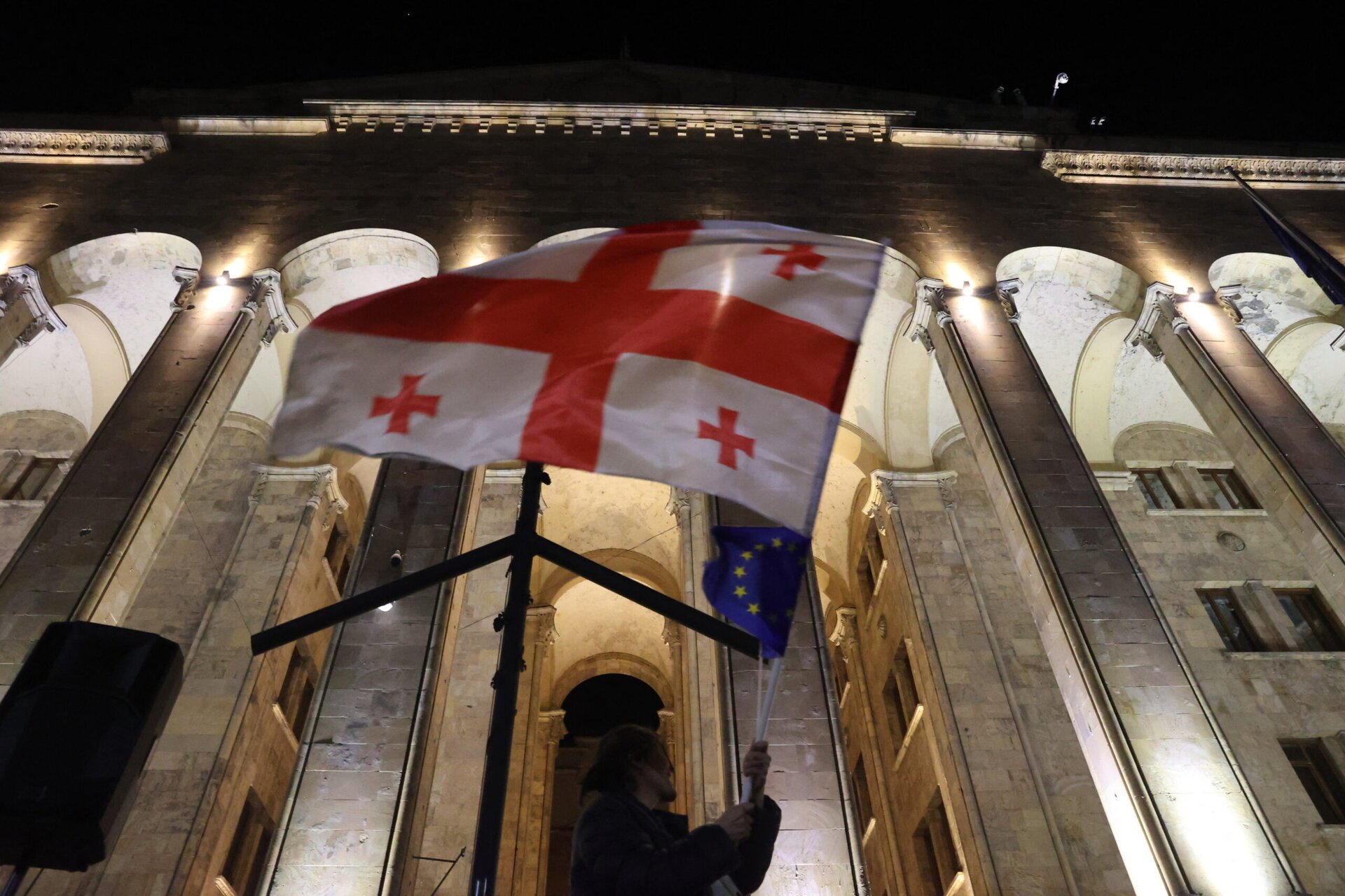 UE suspendă călătoriile fără viză pentru oficialii din Georgia din cauza regresului democratic