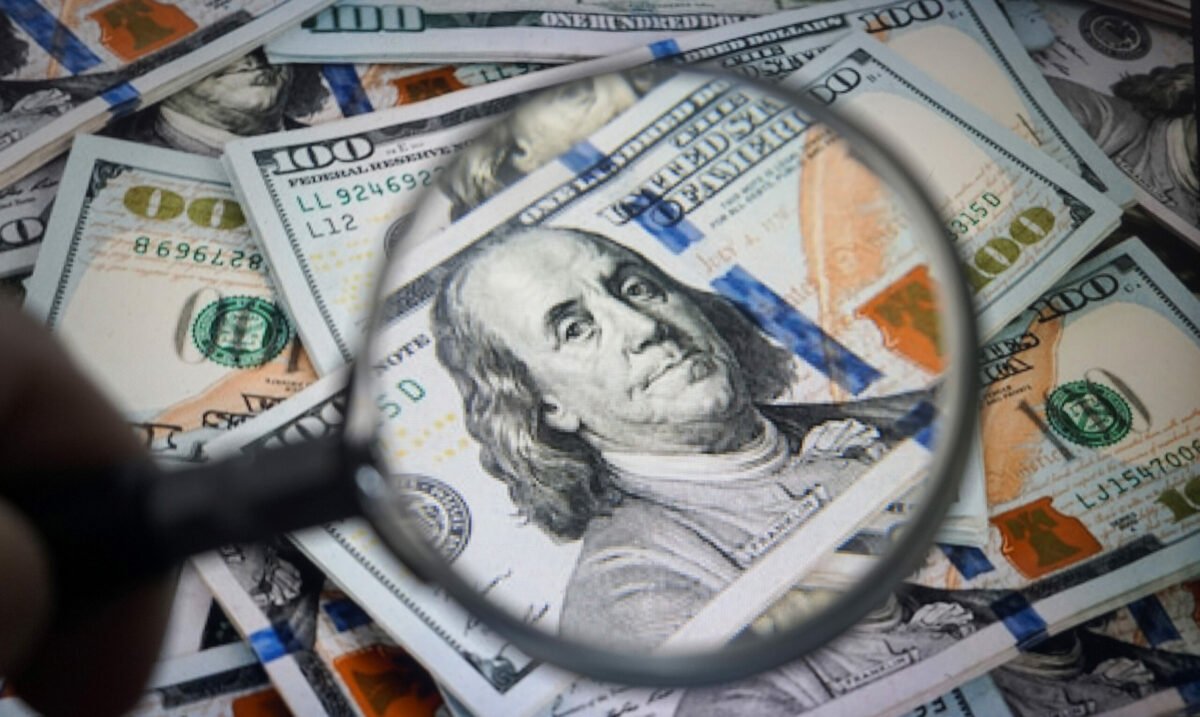 Nivelurile datoriei globale continuă să atingă nivele alarmante, în special în cele mai dezvoltate economii ale lumii, iar datele pentru 2025 indică o situație de risc crescut