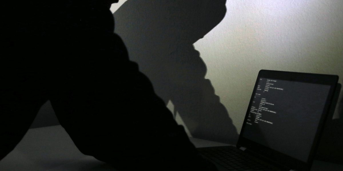 Hackeri ruși atacă conturi Signal și WhatsApp ale oficialilor și jurnaliștilor