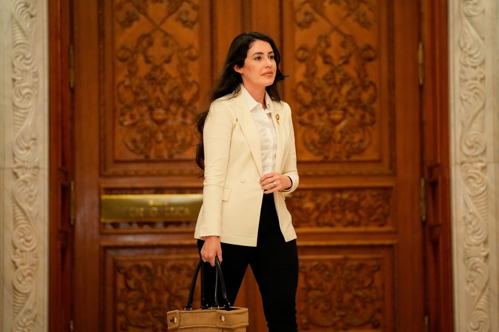 Parlamentari ruși sub sancțiuni, întâlniți pe Capitol Hill, stârnesc controverse în Statele Unite O vizită controversată a unui grup de parlamentari ruși afiliați Kremlinului pe Capitol Hill a atras furia și protestele unor organizații pentru susținerea Ucrainei, precum și a unor foști și actuali membri ai Congresului american