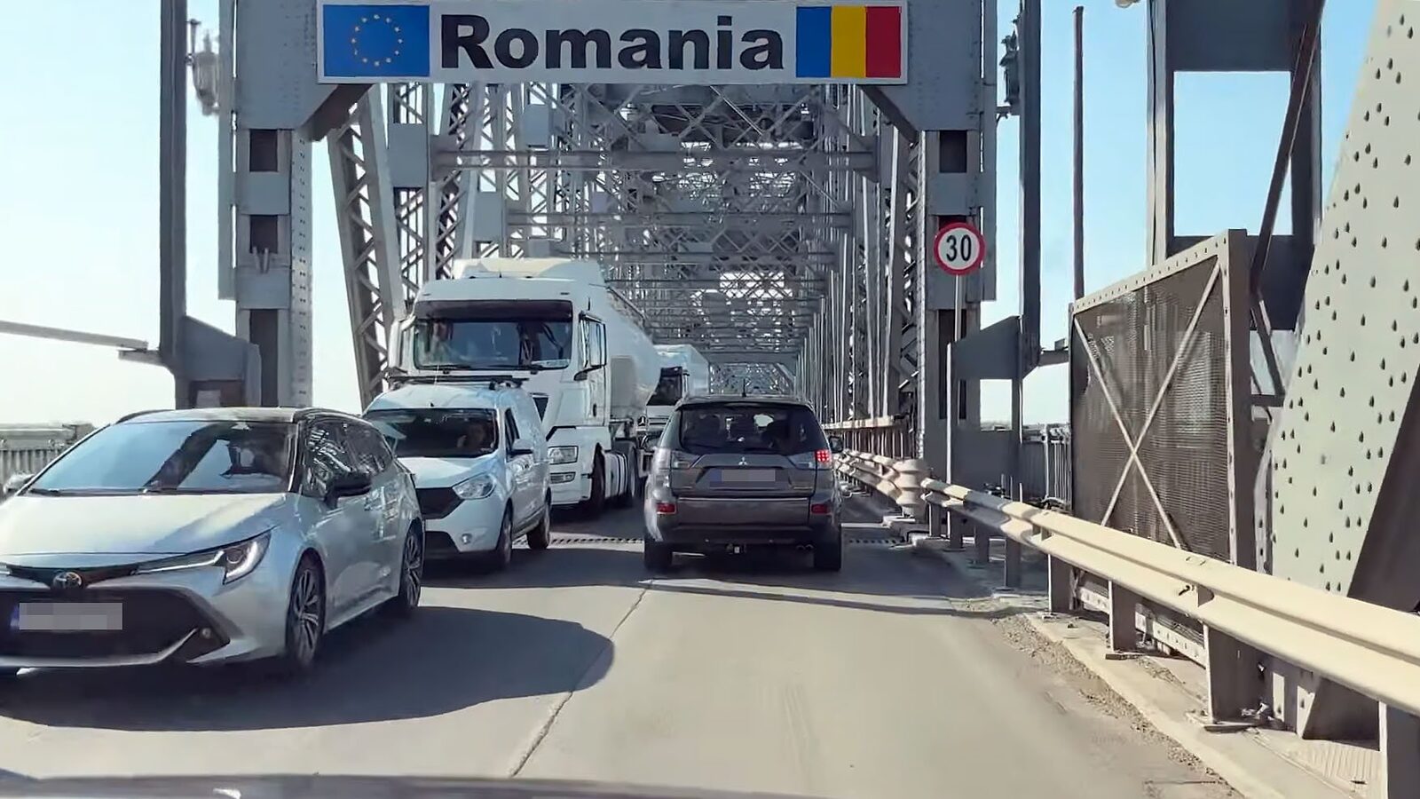 Trafic blocat pe Podul Prieteniei, încheiând un pasaj strategic între România și Bulgaria În criza actuală de infrastructură rutieră și condiții neprevăzute de reparații, Ministerul Afacerilor Externe atenționează cetățenii români care intenționează să tranziteze sau să călătorească în Bulgaria asupra suspendării temporare a traficului pe unul dintre cele mai importante puncte de trecere dintre cele două țări