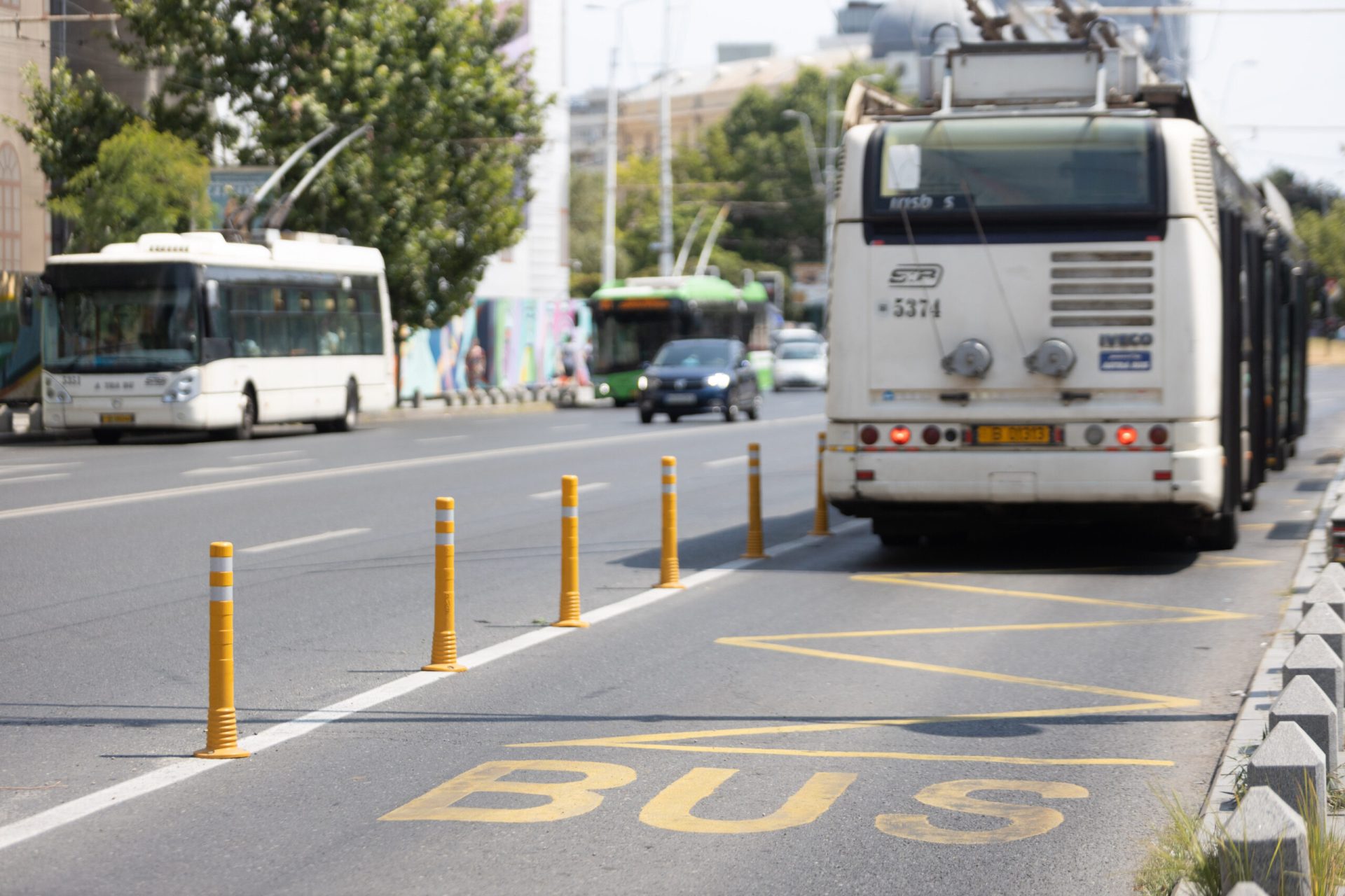 Primăria Capitalei a anunțat, de sâmbătă, o serie de modificări semnificative în transportul public din București, ca urmare a unor lucrări de modernizare planificate pentru a îmbunătăți infrastructura tramvaielor din oraș
