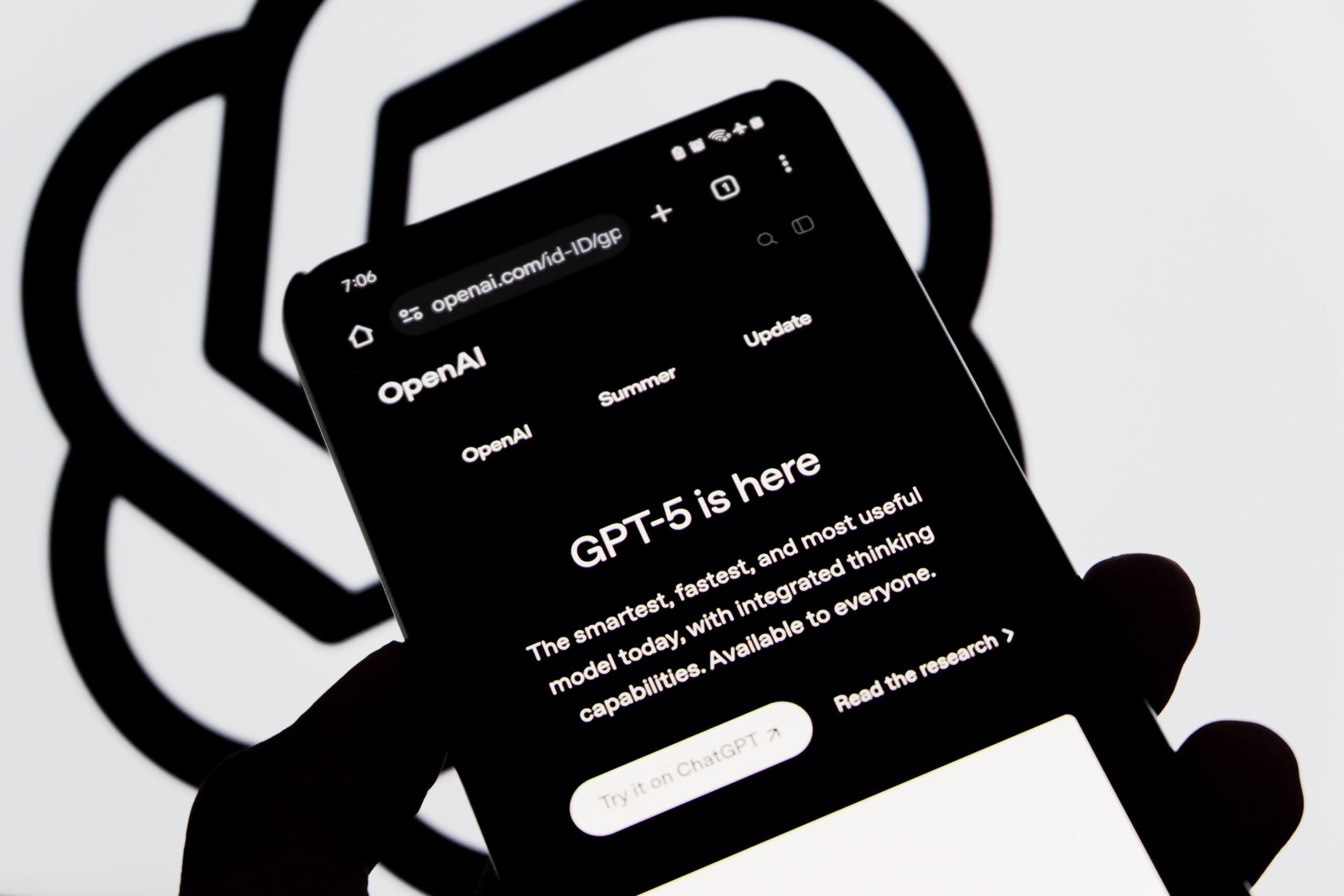 Inteligența artificială în domeniul sănătății: beneficii, riscuri și limitele sistemelor moderne Utilizarea inteligenței artificiale (AI) în domeniul sănătății devine tot mai răspândită, iar ChatGPT, unul dintre cele mai avansate modele de lingvistică, se remarcă ca un instrument popular pentru informare