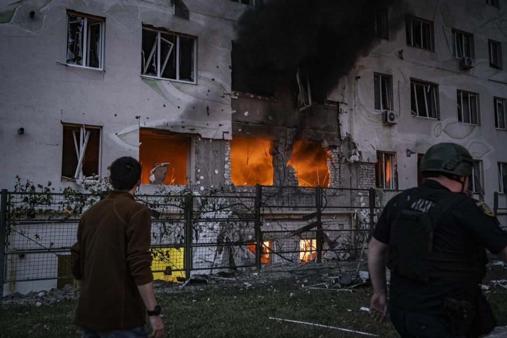 Harkovul, înPICAT de un atac cu rachete: o zi de doliu și un oraș marcat de tragedie Orașul Harkov, al doilea cel mai mare din Ucraina, se pregătește să-și plângă victimele după un atac devastator cu rachete asupra unei clădiri rezidențiale din districtul Kyivskyi