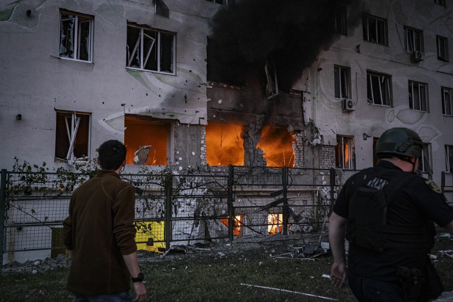 Harkovul, înPICAT de un atac cu rachete: o zi de doliu și un oraș marcat de tragedie Orașul Harkov, al doilea cel mai mare din Ucraina, se pregătește să-și plângă victimele după un atac devastator cu rachete asupra unei clădiri rezidențiale din districtul Kyivskyi