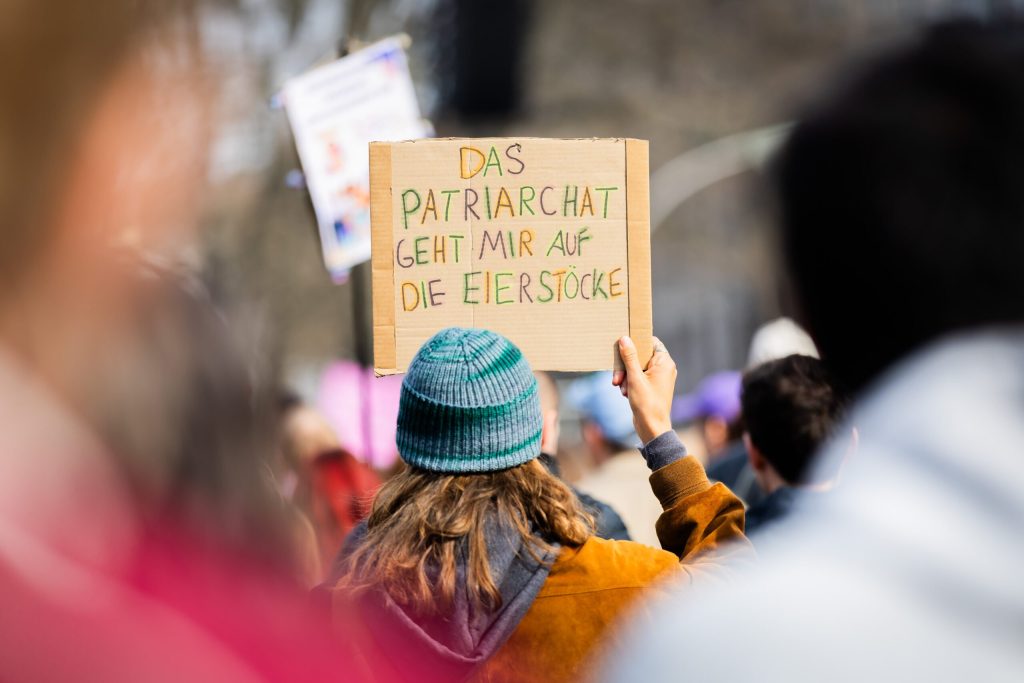 Zeci de mii de persoane din Europa ieșesc în stradă pentru a cere dreptate și egalitate de zilele acestea, marcând cu forță Ziua Internațională a Femeii