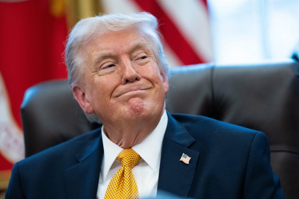 Scădere semnificativă în încrederea acordată lui Donald Trump de către alegătorii americani, care ajunge la cel mai redus nivel din timpul celui de-al doilea mandat prezidențial