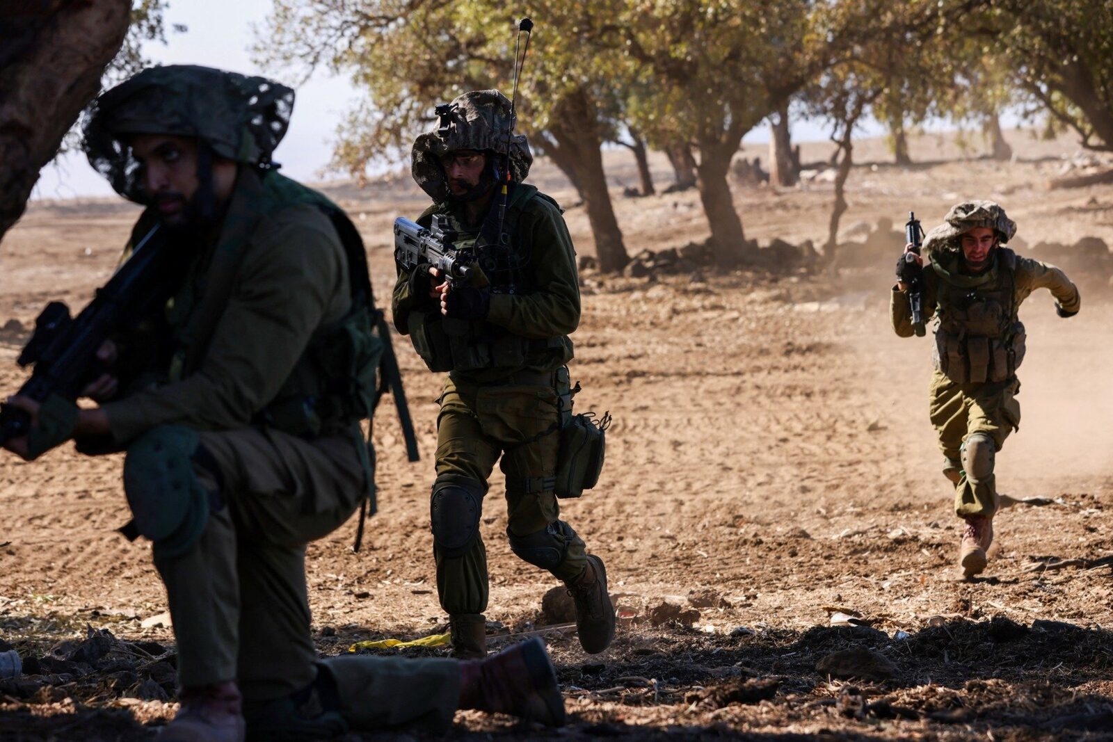 Opoziția israeliană critică dur militarii și guvernul, avertizând asupra unui „dezastru de securitate” În ceasul al 27-lea al conflictului din Orientul Mijlociu, tensiunile interne din Israel se intensifică pe măsură ce liderii opoziției critică dur deciziile guvernului condus de premierul Benjamin Netanyahu