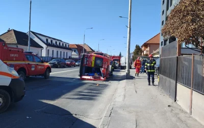 Accident grav în Sibiu: o ambulanță SMURD implicată într-un accident rutier și activarea Planului Roșu de Intervenție Un incident grav de trafic s-a produs sâmbătă dimineața pe bulevardul General Vasile Milea din Sibiu, atunci când o ambulanță SMURD, în care se aflau șase persoane, s-a răsturnat pe carosabil, alertând autoritățile și declanșând măsuri de urgență de amploare