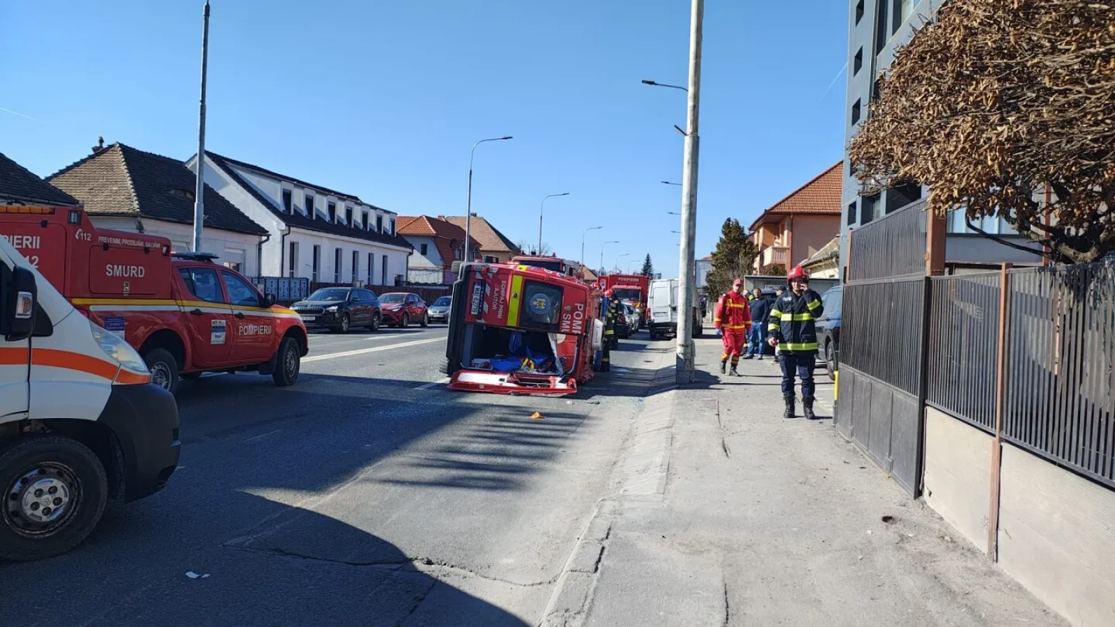 Accident grav în Sibiu: o ambulanță SMURD implicată într-un accident rutier și activarea Planului Roșu de Intervenție Un incident grav de trafic s-a produs sâmbătă dimineața pe bulevardul General Vasile Milea din Sibiu, atunci când o ambulanță SMURD, în care se aflau șase persoane, s-a răsturnat pe carosabil, alertând autoritățile și declanșând măsuri de urgență de amploare