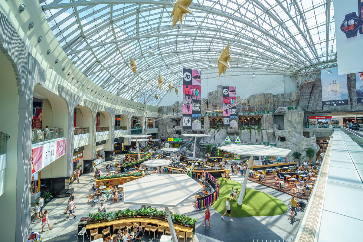 Vânzările din mall-uri scad sever în opt centre, comercianții reclamă dificultăți