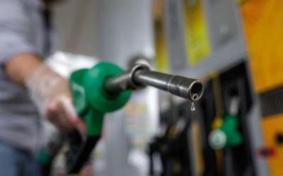 Prețurile carburanților din România au înregistrat, în cursul dimineții de marți, creșteri semnificative, atingând cele mai ridicate niveluri din ultimele luni