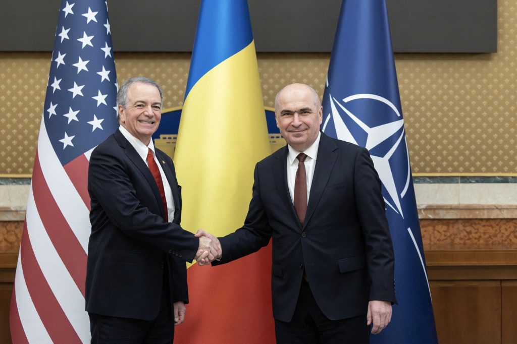 Prim-ministrul Ilie Bolojan întâmpină noul ambasador al SUA, dar și noi oportunități de colaborare bilaterală Prim-ministrul Ilie Bolojan a avut joi ocazia să dea oficial startul noii etape în relațiile româno-americane, întâmpinând la Palatul Victoria pe Darryl Nirenberg, cel mai recent numit ambasador al Statelor Unite ale Americii în România
