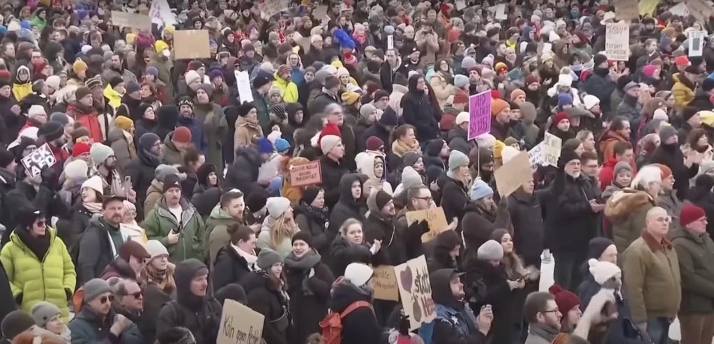 Mii de elevi și adolescenți protestează în mai multe orașe din Germania împotriva noii legi a serviciului militar obligatoriu, manifestație convocată ca răspuns la una dintre cele mai controversate decizii ale administrației cancelarului Friedrich Merz