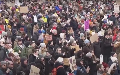 Mii de elevi și adolescenți protestează în mai multe orașe din Germania împotriva noii legi a serviciului militar obligatoriu, manifestație convocată ca răspuns la una dintre cele mai controversate decizii ale administrației cancelarului Friedrich Merz