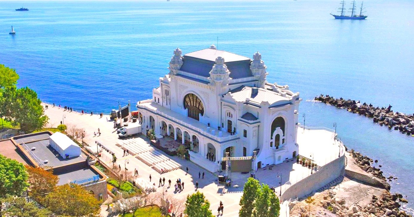 Constanța găzduiește un nou început pentru simbolul orașului: Casino-ul de pe malul Mării Negre revine în centrul atenției culturale După aproape două decenii de paragină și o perioadă de decadere, renumitul Casino Constanța își reia astăzi rolul de pilon al culturii și identității regionale