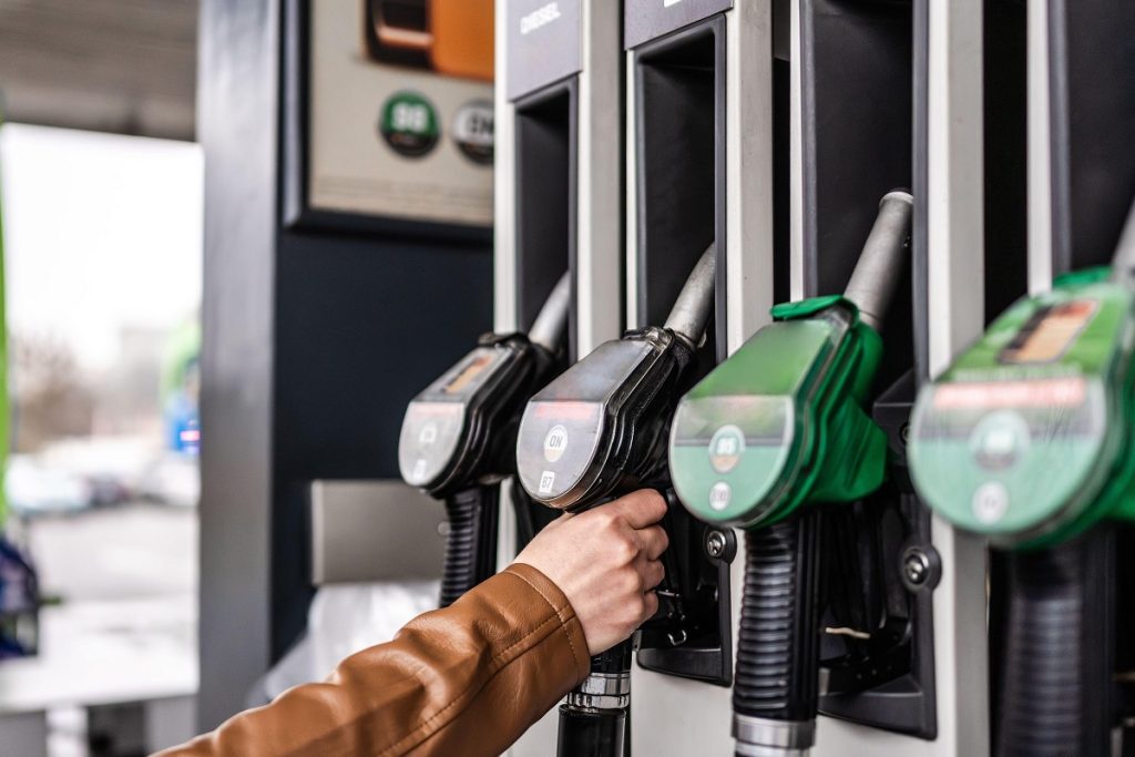 Prețurile carburanților ating niveluri record, iar Guvernul pregătește măsuri pentru a tempera scumpirile Benzina obișnuită a depășit pentru prima dată în istorie pragul de 9 lei pe litru, atingând chiar 9,70 lei în unele benzinării