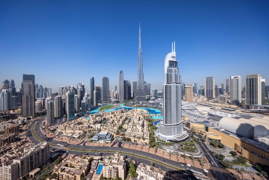 Dubai, orașul care și-a transformat complet identitatea în ultimele decenii, ridică întrebări frecvente în rândul celor care îl privesc din afară: cine sunt locuitorii săi și ce înseamnă, de fapt, să trăiești în acest municipiu al diversității? La o populație totală de aproximativ 11 milioane de locuitori pentru întreaga țară, cetățenii Emiratelor Arabe Unite – numiți emirați – formează doar o mică fracțiune, în jur de 12%