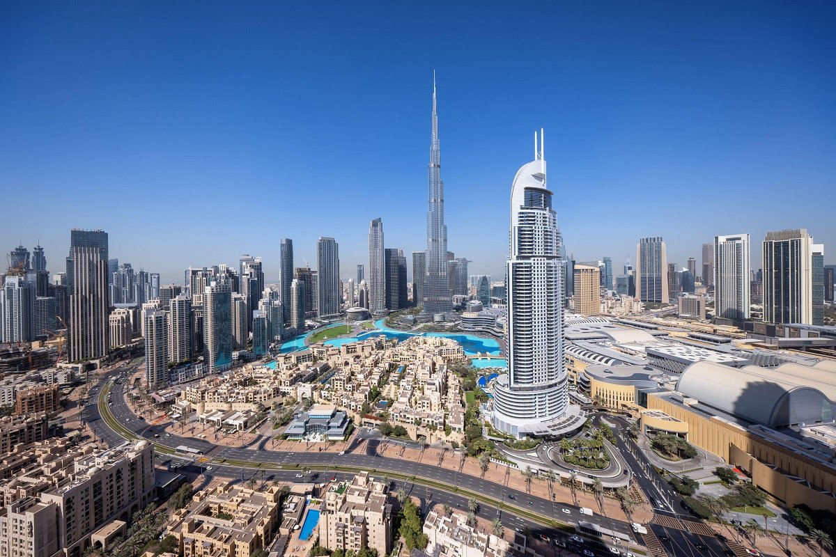 Dubai, orașul care și-a transformat complet identitatea în ultimele decenii, ridică întrebări frecvente în rândul celor care îl privesc din afară: cine sunt locuitorii săi și ce înseamnă, de fapt, să trăiești în acest municipiu al diversității? La o populație totală de aproximativ 11 milioane de locuitori pentru întreaga țară, cetățenii Emiratelor Arabe Unite – numiți emirați – formează doar o mică fracțiune, în jur de 12%