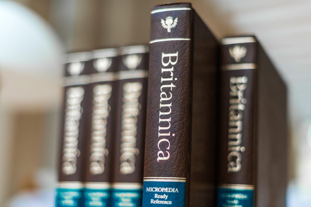 Britannica și Merriam Webster lansează proces împotriva OpenAI, acuzând utilizarea abuzivă a materialelor de referință în training-ul AI Cele mai respectate instituții de referință europeană și americană din domeniul cunoașterii, Encyclaopedia Britannica și Merriam-Webster, au decinat în instanță compania OpenAI, responsabilă de dezvoltarea modelului de inteligență artificială ChatGPT