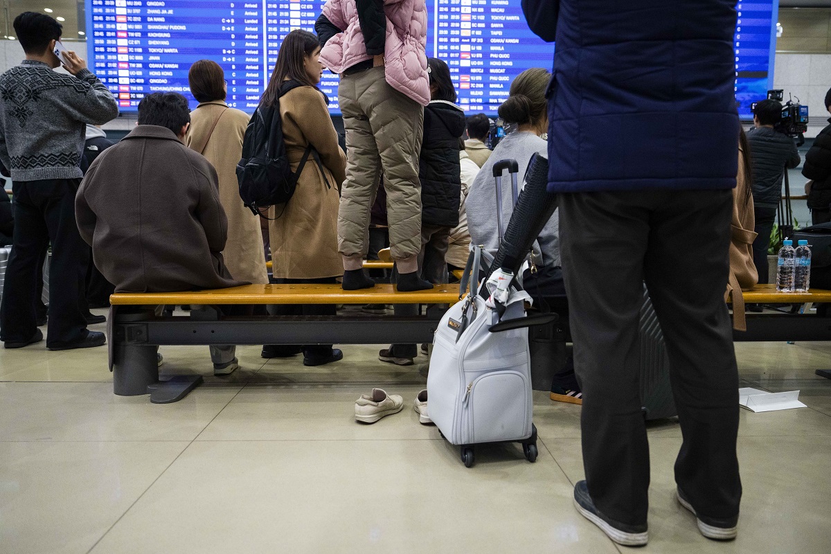 După o serie de amânări repetate și chiar schimbarea aeronavei, pasagerii unui zbor intern au ajuns acasă cu mai multe ore întârziere față de ora stabilită inițial