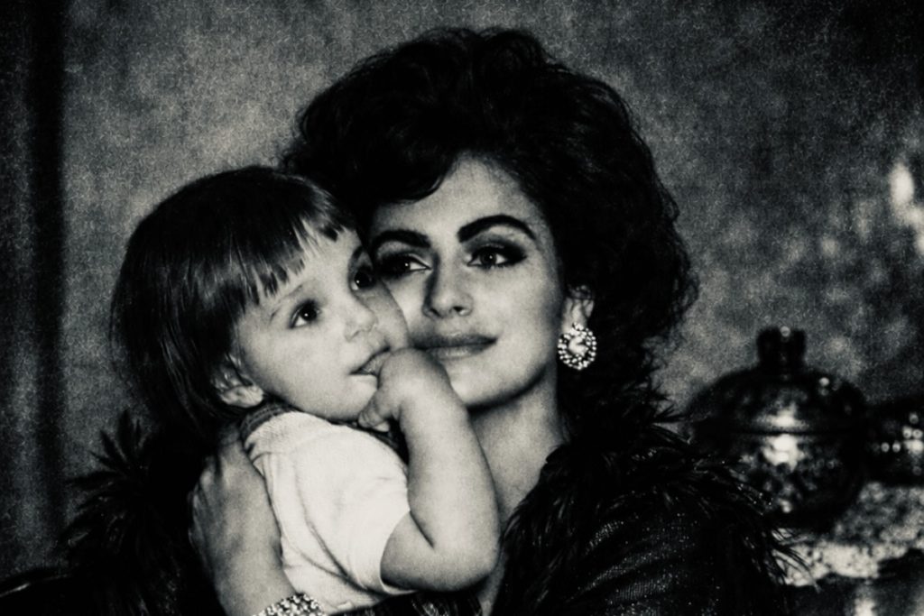 Maurice Munteanu, cunoscut nu doar ca jurat în emisiunea “The Ticket”, ci și ca o figură proeminentă în peisajul cultural și de modă din România, a avut dintotdeauna o carieră care a îmbinat pasiunea pentru stil, educație și creație