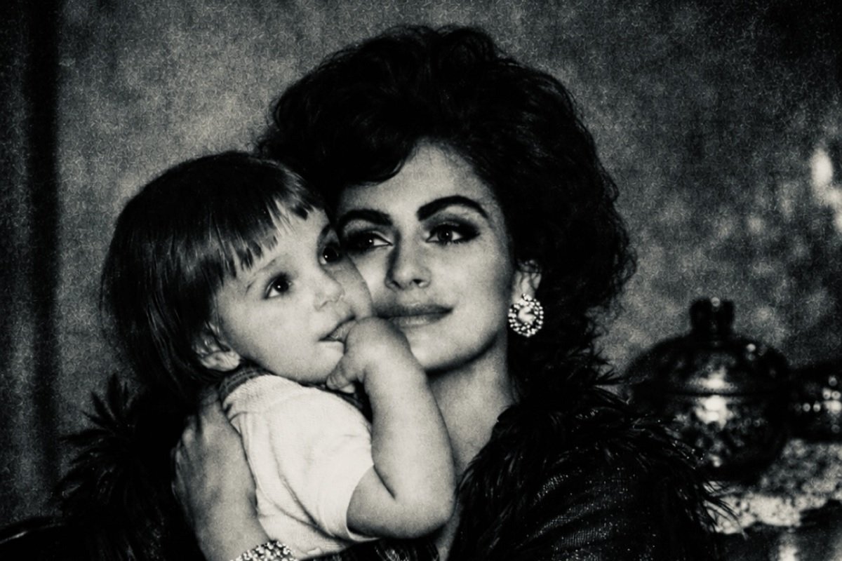 Maurice Munteanu, cunoscut nu doar ca jurat în emisiunea “The Ticket”, ci și ca o figură proeminentă în peisajul cultural și de modă din România, a avut dintotdeauna o carieră care a îmbinat pasiunea pentru stil, educație și creație