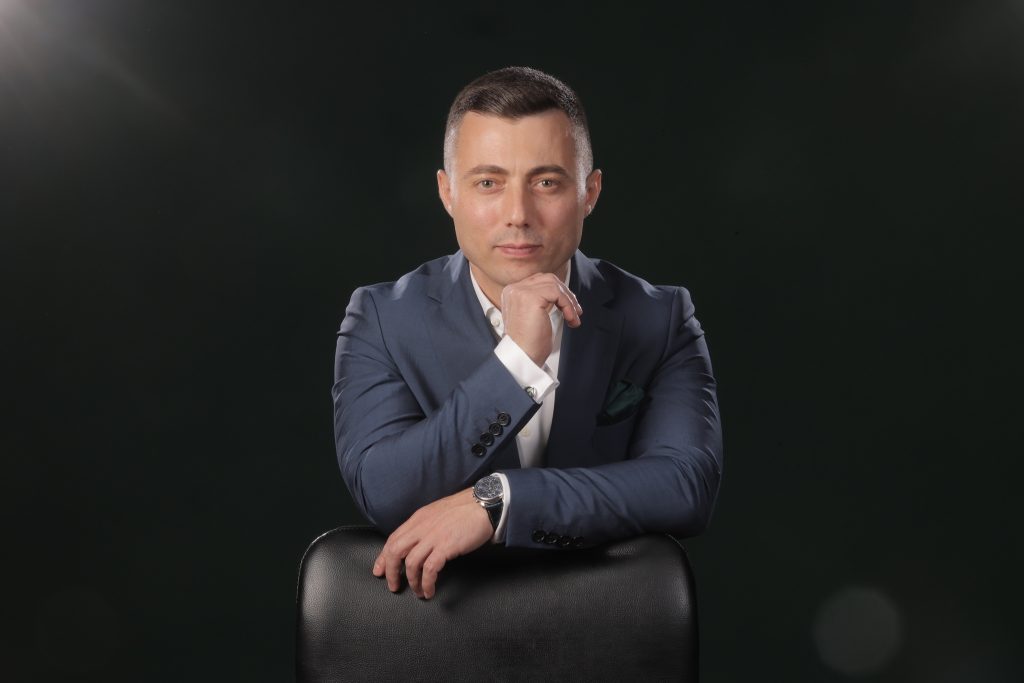 Într-o eră în care inteligența artificială devine tot mai integrată în toate domeniile sociale și economice, răspunsurile la întrebarea dacă joburile tradiționale vor dispărea se schimbă radical