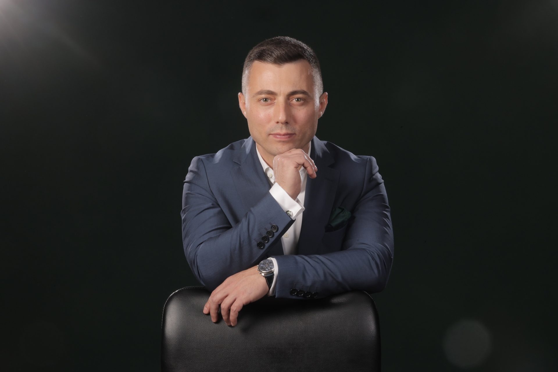 Într-o eră în care inteligența artificială devine tot mai integrată în toate domeniile sociale și economice, răspunsurile la întrebarea dacă joburile tradiționale vor dispărea se schimbă radical